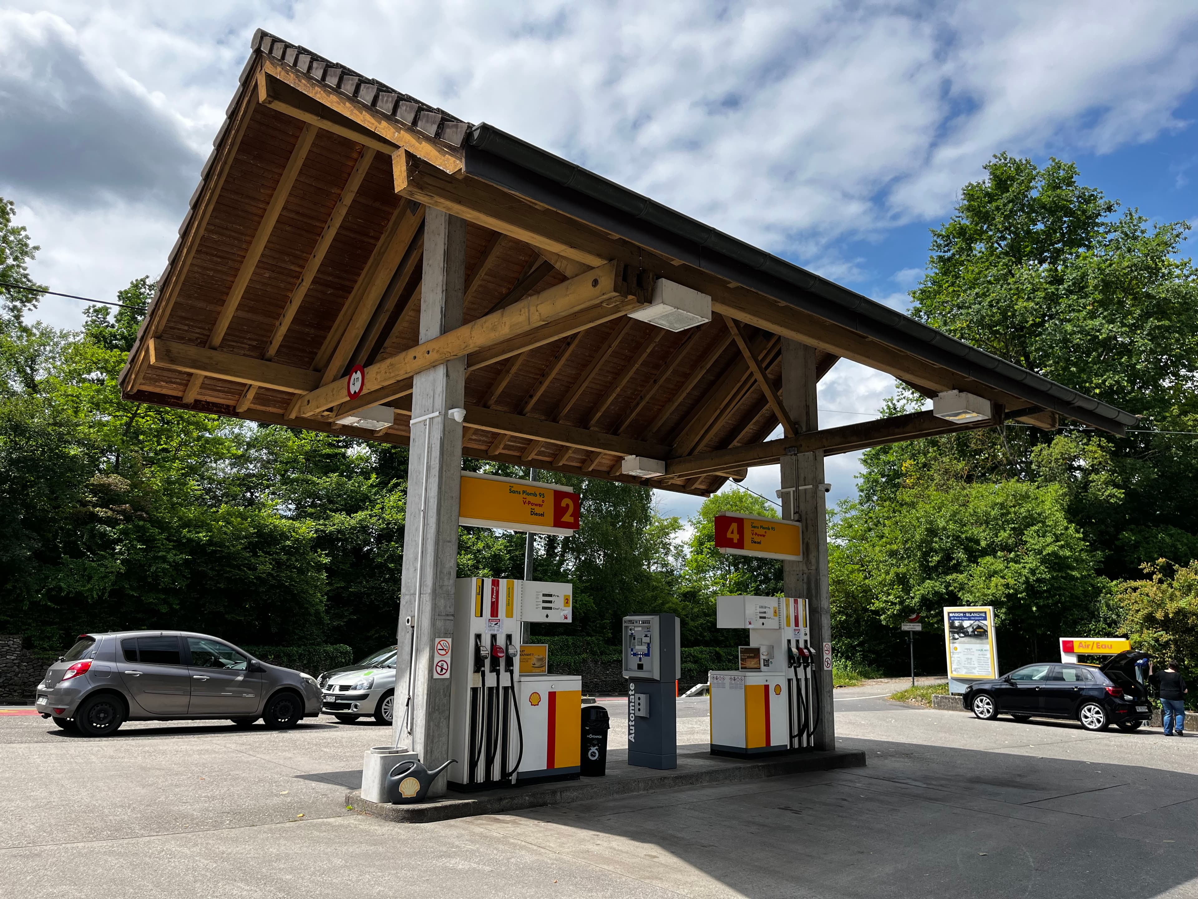 Pompes à essence Shell V-Power et diesel à la Station-Service Maison-Blanche, Chancy, Genève