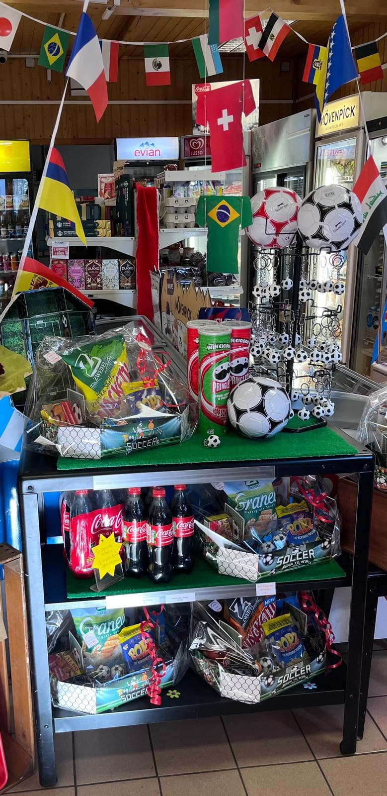 Présentoir plateaux apéro football avec boissons et snacks - Station-Service Maison-Blanche