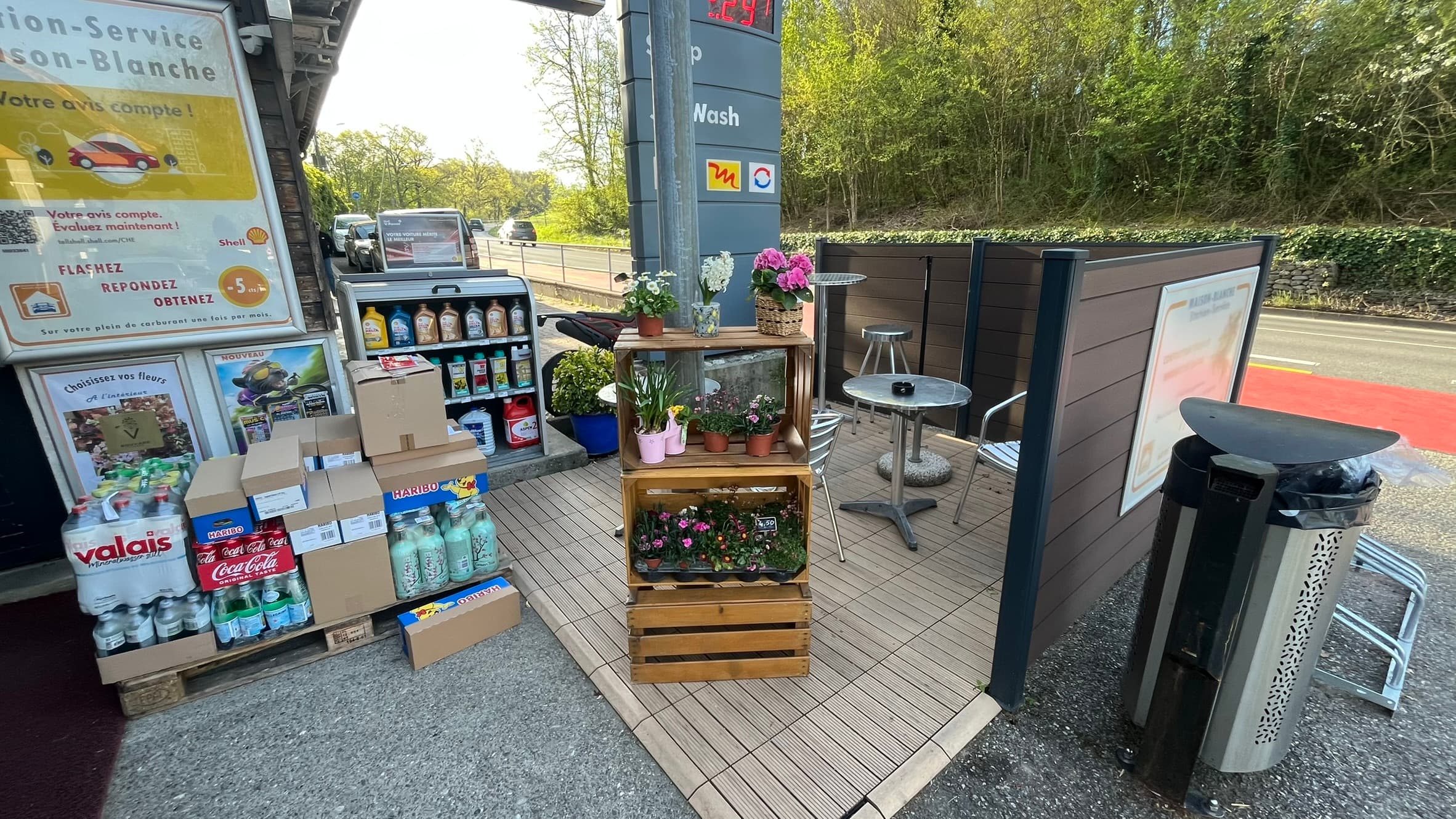 Devanture du shop épicerie Station-Service Maison-Blanche à Chancy, Genève
