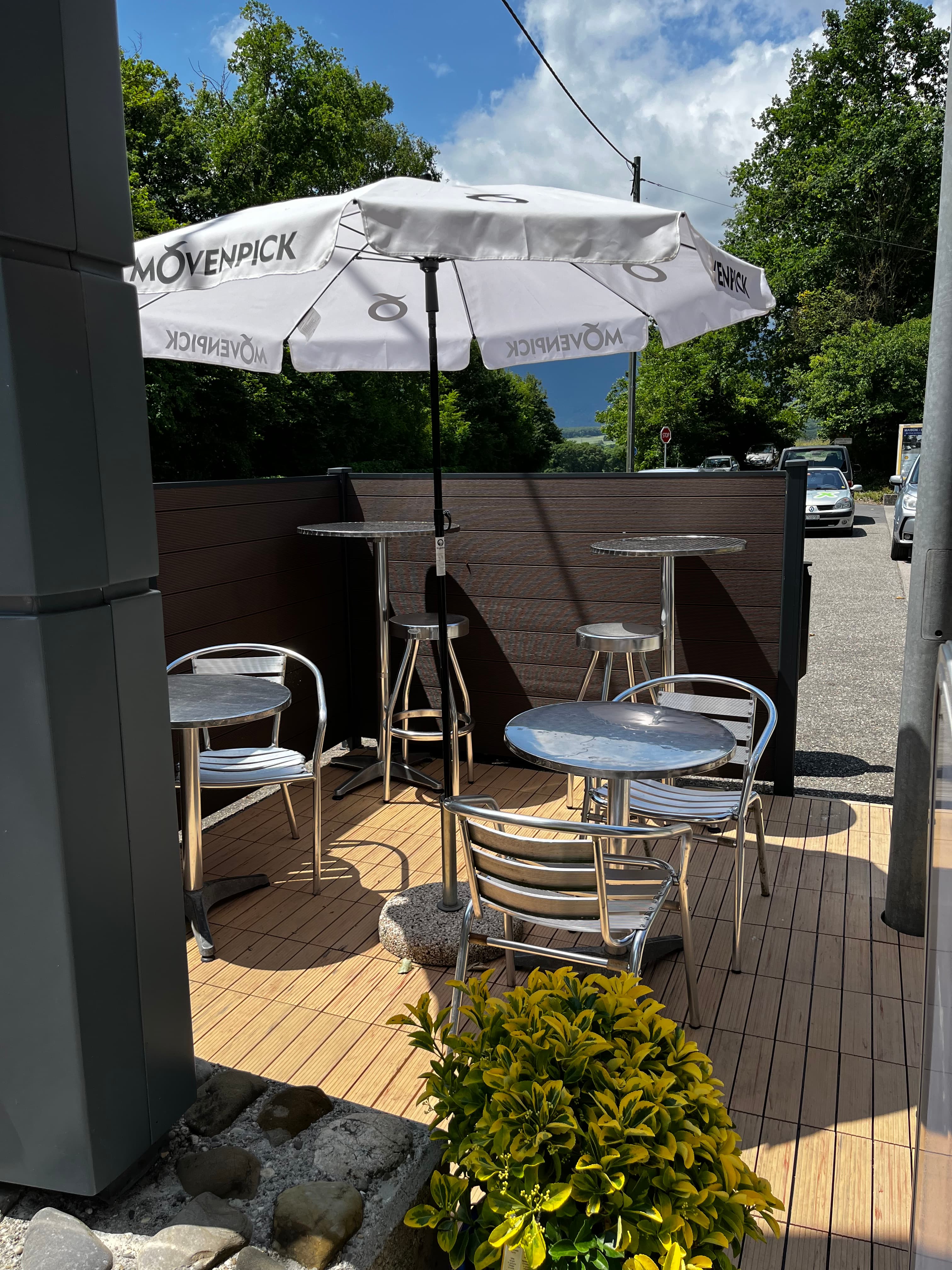 Terrasse ensoleillée avec glaces Mövenpick à la Station-Service Maison-Blanche, Chancy